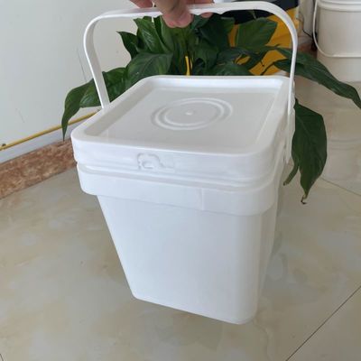 Τετράγωνος πλαστικός κουβάς με κάλυμμα και λαβή