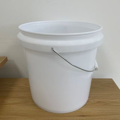 Φθηνό HDPE λευκό πλαστικό κουβά με μεταλλικό λαβή και εξαρτήματα που περιλαμβάνονται